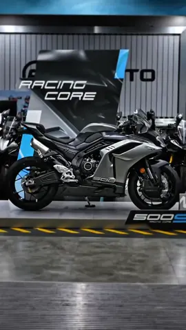 La CFMoto 500SR no viene a jugar… viene a hacer ruido 🏍️🔥 Motor 4 cilindros de 500cc, sonido brutal y un diseño neo-retro que roba miradas 😳⚡ Ligera, rápida y con ese estilo que mezcla lo clásico con lo deportivo 💣 Muchos dicen que puede poner nerviosas a motos japonesas mucho más caras 👀🔥 No es solo una CFMoto… es una de las motos chinas más serias hasta ahora ⚠️ ¿La pondrías contra una ZX-4RR? 👀🔥 🔥 #CFMoto500SR #CFMoto #500SR #bikerlife #Moto 