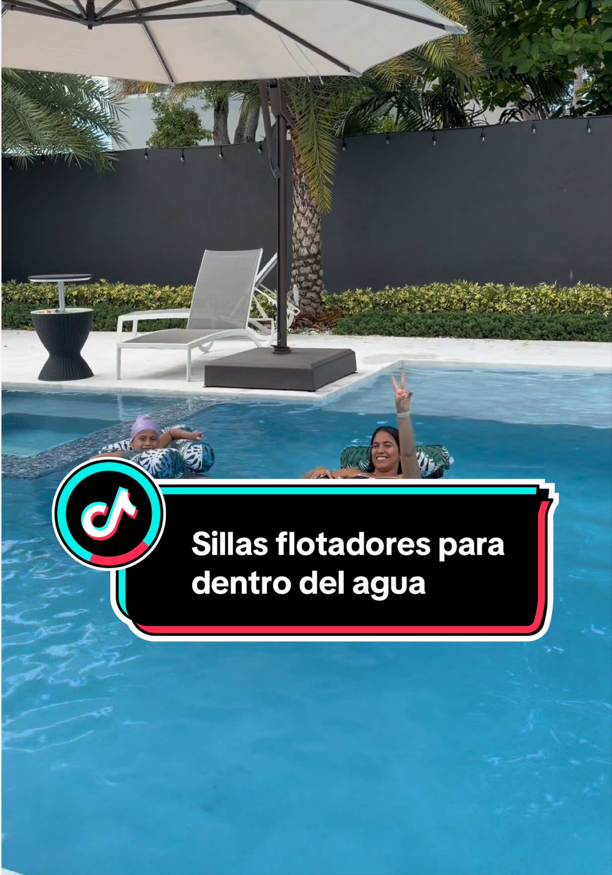 Sillas flotantes que se mantienen dentro del agua para tu piscina  #fyp #tiktokshop #pool #inflatable #chairs 