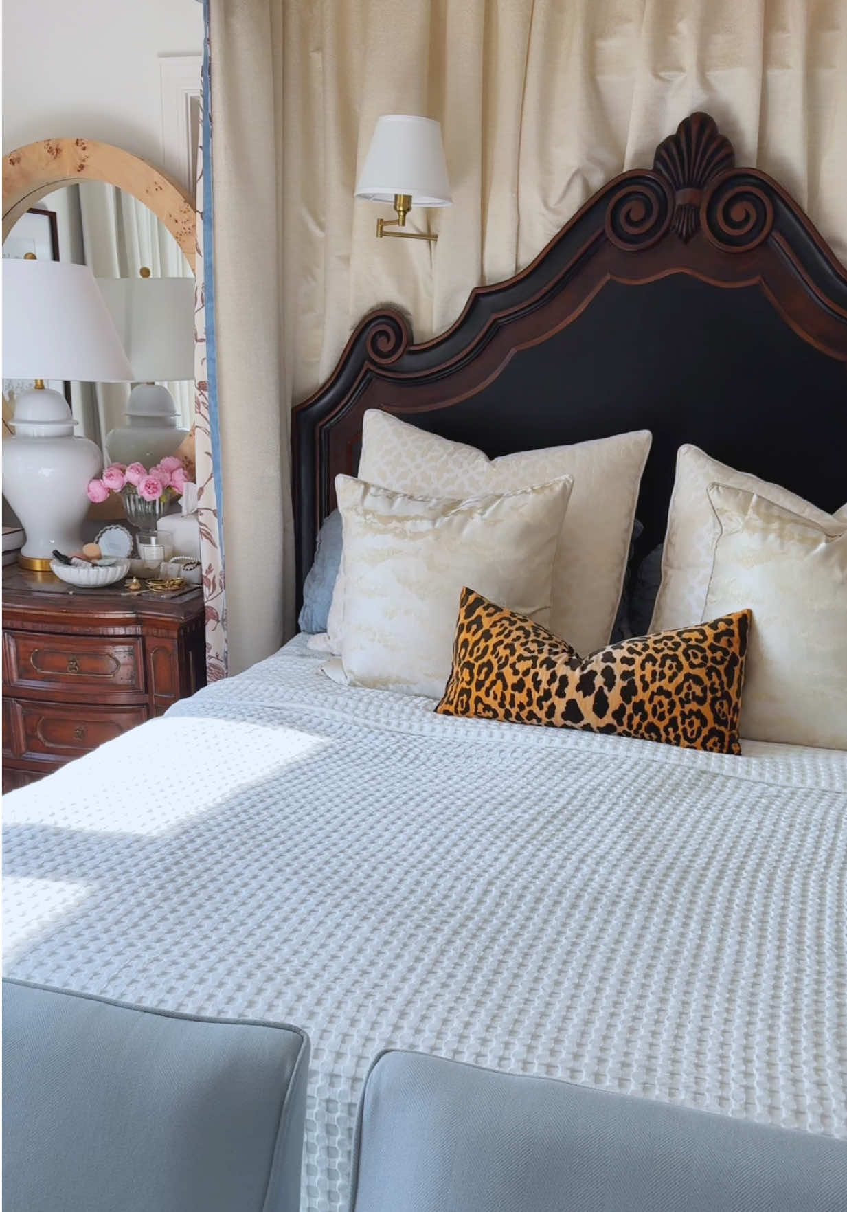 So soft, cooling & luxurious! & it’s cotton & bamboo! So many colors and sizes to choose from too! @Bedsure home  #coolingblanket #summerbedding #beddingrefresh #blanket #tiktokshopcreatorpicks 