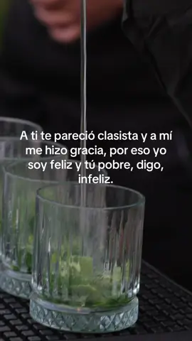Hay personas que se pasan la vida buscando razones para molestarse. Otras aprendimos que no todo merece una discusión, una explicación o una guerra. Con los años entiendes que la tranquilidad vale más que tener la razón, que una buena carcajada cura más que cien argumentos y que la vida ya trae suficientes problemas como para fabricar nuevos. Brinda por lo que te hace reír. Y aléjate de lo que te roba la paz. 🥃 #hijodebacardi #bacardi #bacardimx #rum #rumlover                              