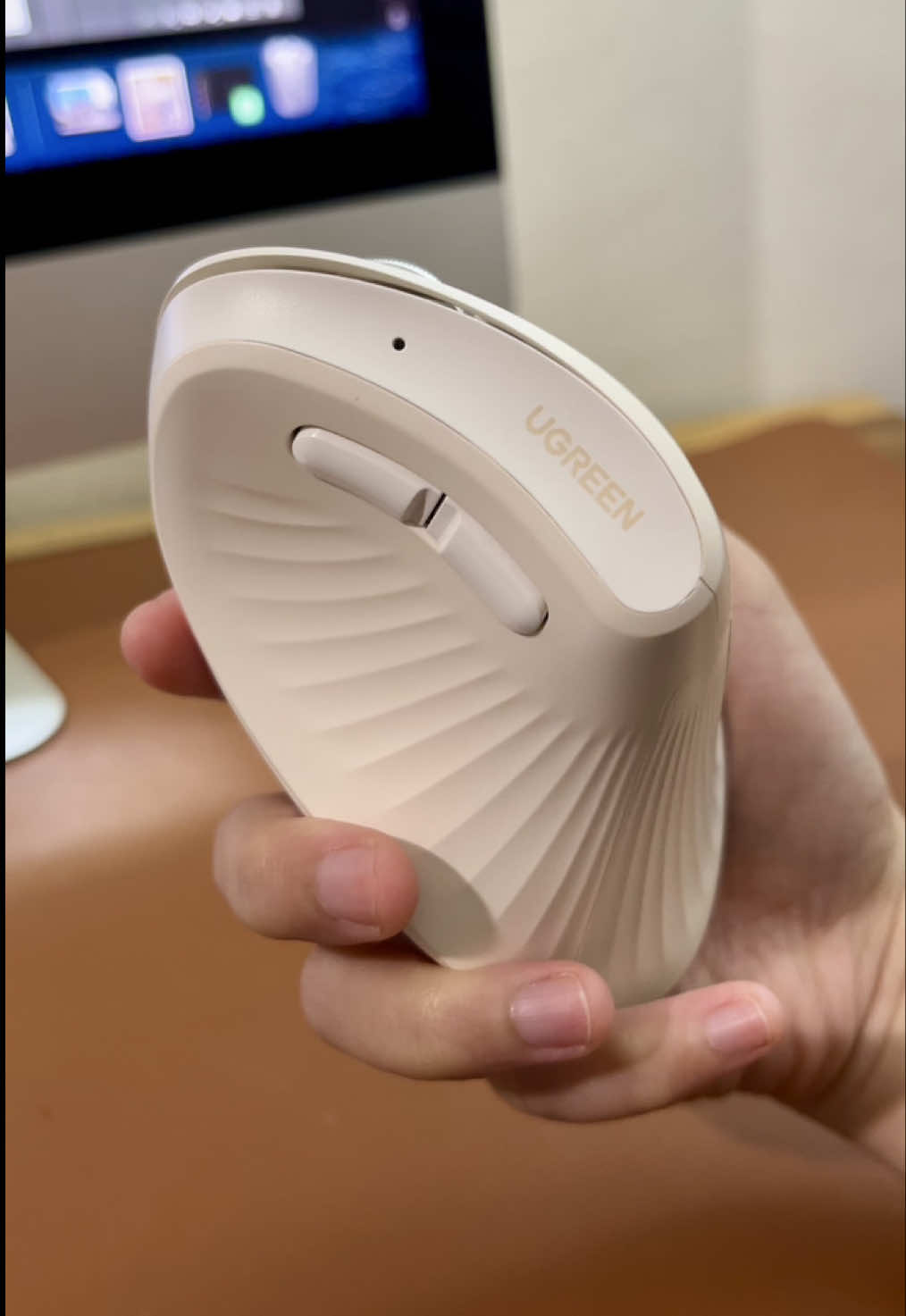 If your wrist hurts, consider this your sign 👀➡️ wireless vertical ergonomic mouse #ugreen #ergonomicmouse #verticalmouse #laptopmouse #wirelessmouse 