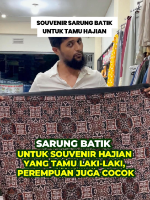 Sarung batik ini kami rekomendasikan untuk oleh-oleh haji tamu yang laki-laki ya? Kalu perempuan bisa ngga? Bisa aja kok hehe #oleholehhaji #souvenirhaji #oleholehhajiumroh #sarungmurah #sarungbatik
