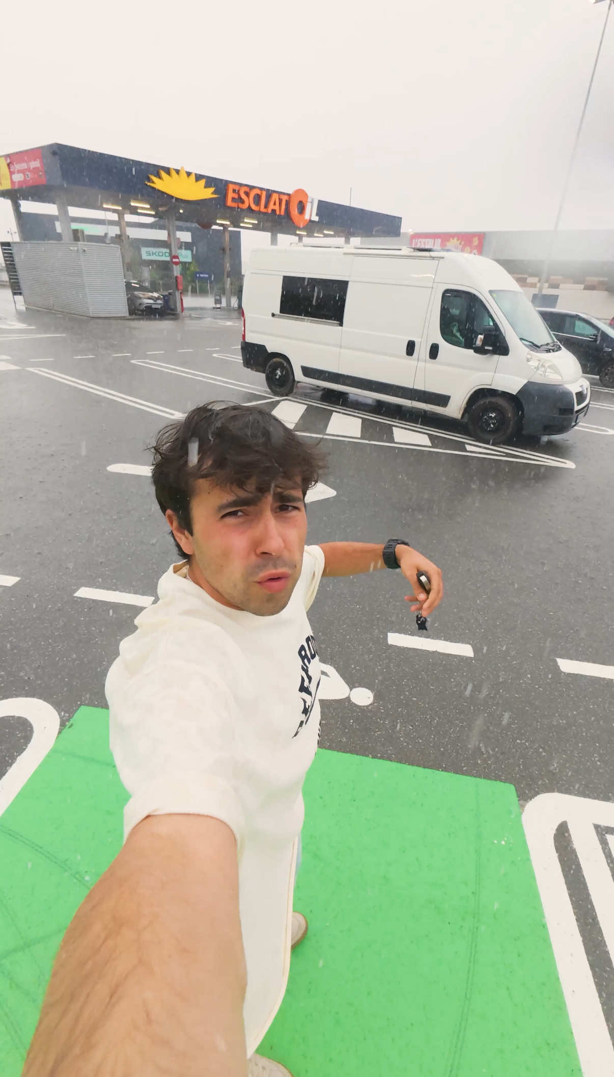 🌪️ Día de tormenta en mi furgoneta camper gaming 🎮🚐 #vanlife #campervan #gaming #leagueoflegends 