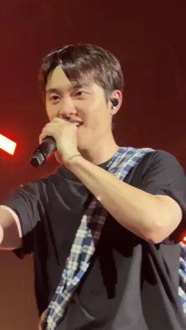 lucu banget sih pake sarung mini gitu style nya.. pengen tak bawa pulang deh rasanya🤏😭 cr. queerisy #kyungsoo #dohkyungsoo #exhorizon 