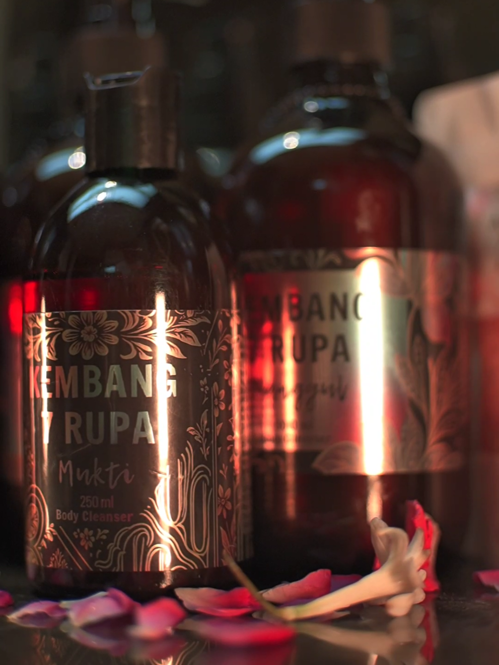 Siapa bilang mandi kembang cuma buat yang aneh-aneh? 👀 Ini rahasia body care leluhur biar kulit makin segar dan pikiran rileks. Tradisi lawas, cara modern #7kembangadat #kembang7rupa 