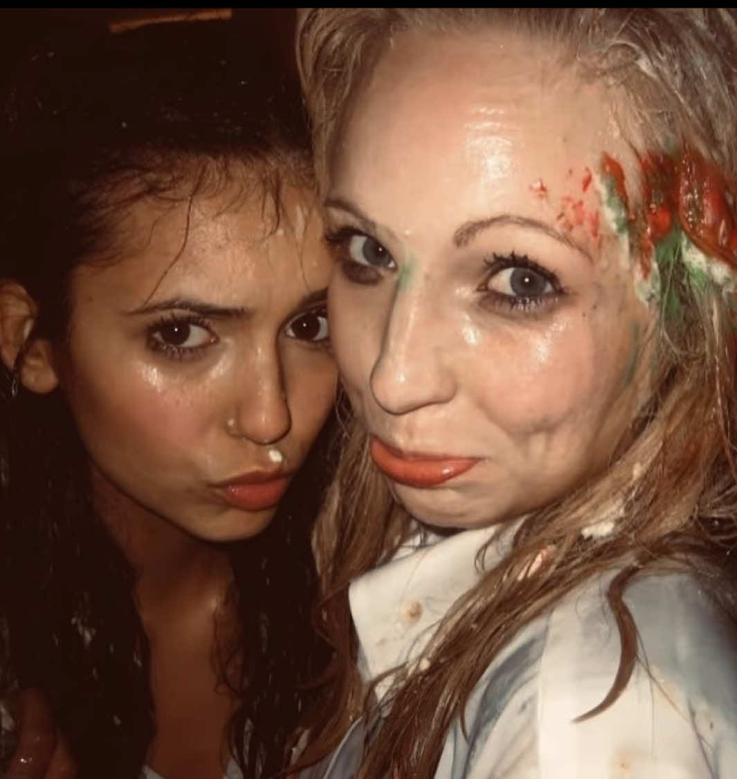 #carolineforbes + #elenagilbert || Chorei fazendo tá? Fugindo da linda temática da conta p postar esse vídeo lindo p amizade mais importante de toda a minha vida! A amizade que esta comigo desde que eu nasci, que esteve comigo nos piores e melhores momentos, na minha pior fase e na minha melhor fase, nos dias que eu chorei, nos dias que eu ri, ela estava comigo a todo momento me dando o apoio que eu mais precisava e me fazendo rir das coisas mais bestas do mundo. Você carrega um brilho único, que tem a capacidade de fazer qualquer um feliz! Todos deveriam ter uma amiga como você sério, eu desejo de coração que todos encontrem uma Isabela na vida, e se ela for igual a minha Isa, podem comemorar! Vocês vão ser as pessoas mais felizes desse mundo 💘  Eu te amo demais irmã, você é com certeza uma das pessoas que eu mais amo nesse mundo! Você jamais vai estar sozinha! EU TE AMO 🤍 @Bebela  #fyp #foru 