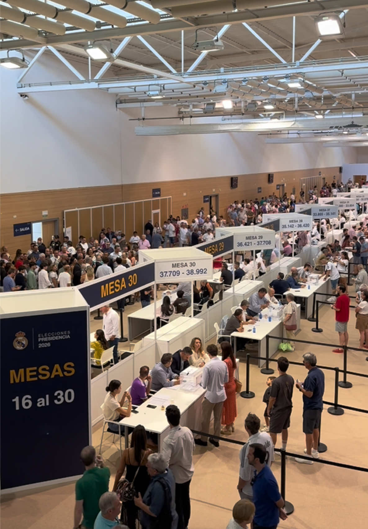 ⚪️🗳️ Las elecciones del Real Madrid han comenzado, los socios ya votan en el pabellón de baloncesto de la ciudad deportiva. #RealMadrid #DeportesEnTikTok #Elecciones 