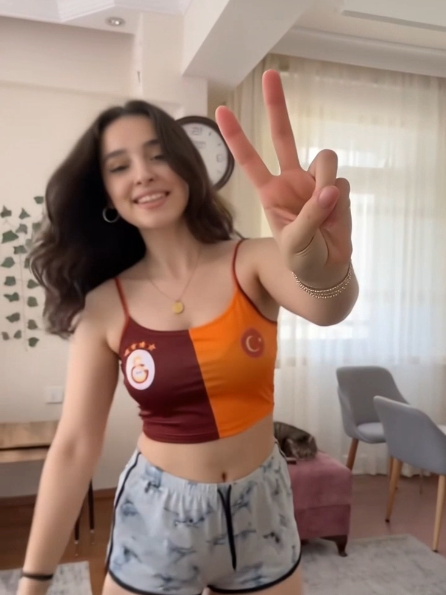 Günaydın  #vairalvideo  #reelstürkiye #fyp #dans  Kedim uyuyor ben dans ediyorum 😂 hayırlı pazarlar