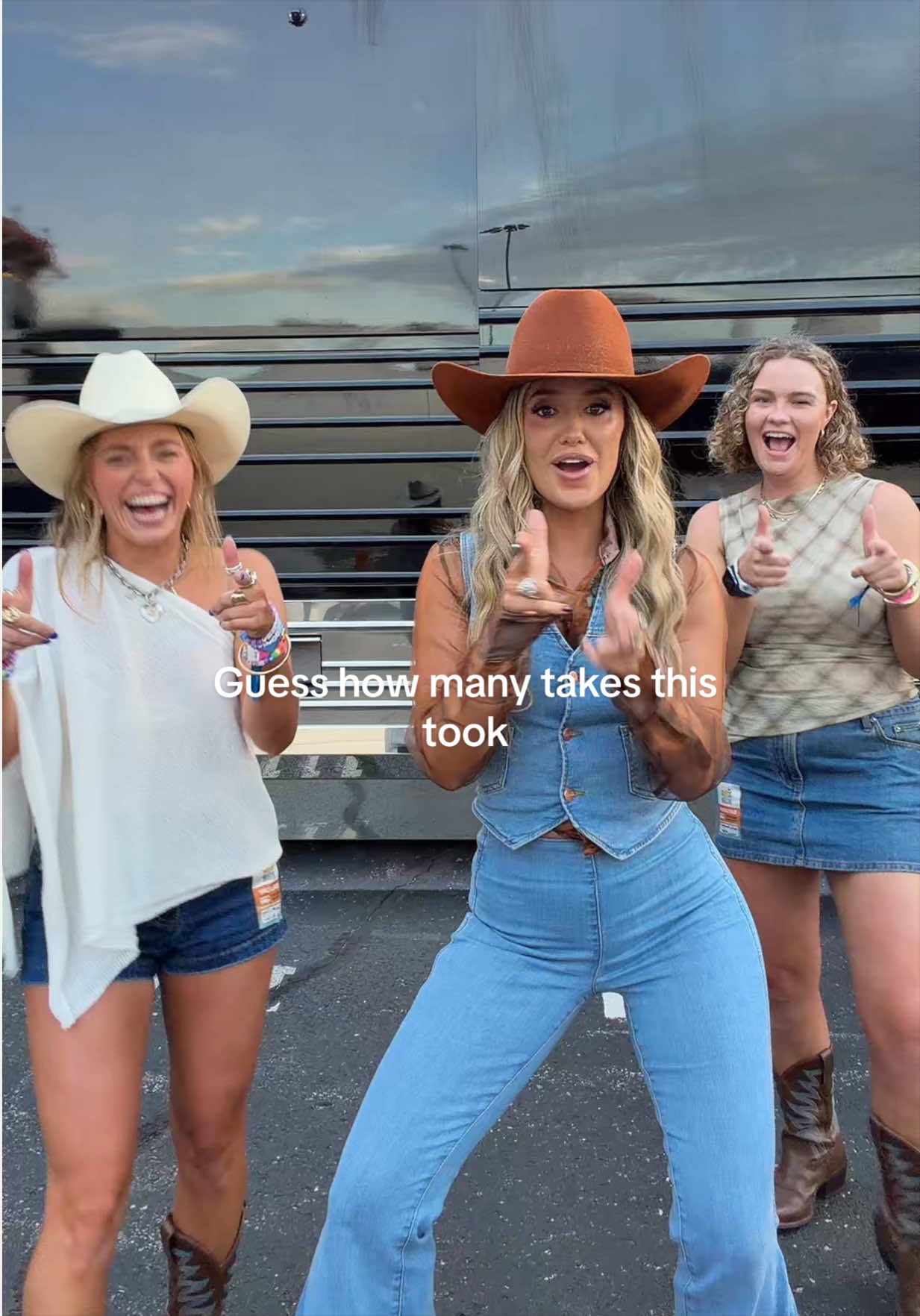 @Lainey Wilson not proud to admit how many times we practiced this around Nashville today #nashville #laineywilson #cmafest #countrymusicfans 