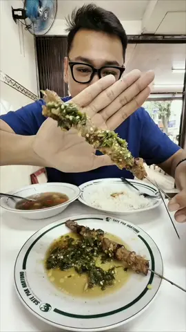 Definisi makan nikmat sesungguhnya: Sate Klatak rasa Sate Asin + Oseng Cabe Hijau! 🔥✨ ​Kombinasi sate gurih asam segar, ditambah buntut bakar maranggi yang smokey-nya dapet banget, terus di-pairing pake martabak telur sapi. Jujur ini comfort food baru yang wajib banget lo coba kalau mampir ke Bandung. Kuahnya pake kuah sop buntut, gurihnya nagih! ​Tag temen lo yang mau lo ajak ke sini! 👇 #SatePakHartono #KulinerBandung #SateKlatak #SateAsin #wefluence  8qge86zy