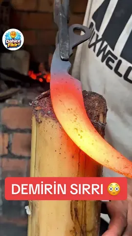 Kızgın Demiri Neden Farklı Şeylere Batırıyorlar? 😳 Demir ustalarının kullandığı bu yöntem milyonlarca kişiyi şaşırtıyor. 😳 Kızgın demirin suya, yağa veya toprağa konulmasının nedeni sadece soğutmak değil. Metalin sertliği ve dayanıklılığı bu aşamada belirleniyor. 🔥 Metal işleme ⚒️ Demircilik 🤯 İlginç üretim teknikleri #ilginçbilgiler #shorts #keşfet #viral #reels 