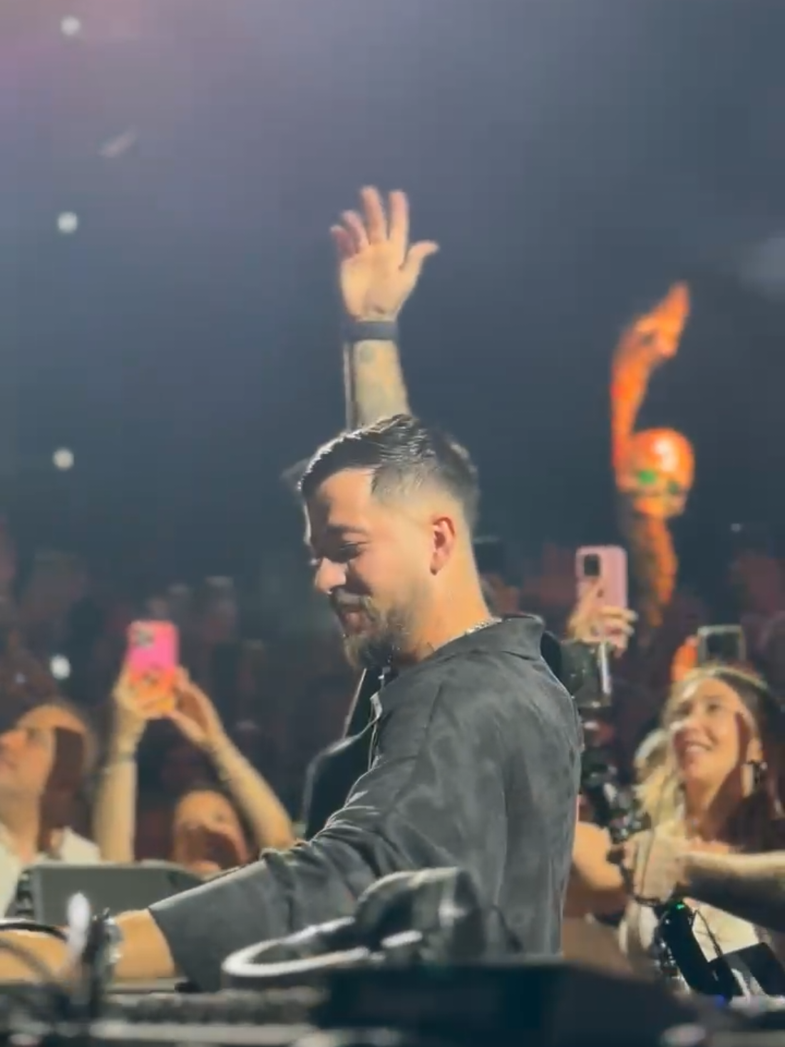 Kendi şehrinde, kendi seyircisiyle… Mahmut Orhan festivalin ilk gününde Life Park’ı kelimenin tam anlamıyla büyüledi Mahmut Orhan yine bildiğimiz gibi! 🔥 Zamna HomeComing 1. Gün bitti ama yankısı hala kulaklarda. Kimler oradaydı? 👇 #mahmutorhan #zamna  #Homecoming  #istanbul #event 