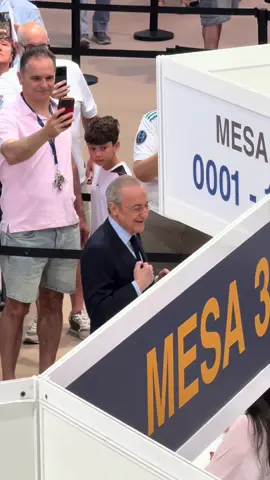 🗳️⚪️ Florentino Pérez ya ha votado en las elecciones a la presidencia del Real Madrid. Continúa la jornada electoral en el club blanco. #RealMadrid #FlorentinoPerez #DeportesEnTikTok #Elecciones 