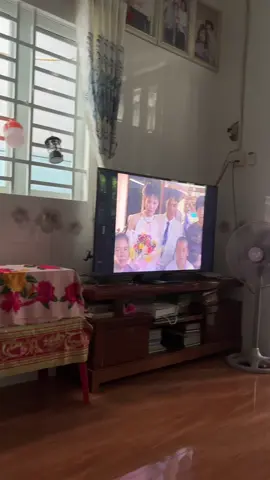 Mẹ mình và mấy cô cùng nhau xem lại phim đám cưới của chị hai mình từ 25 năm trước, gặp lại những người thân đã mất là cảm giác cười rồi lại khóc 