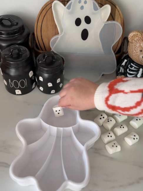 Easy Diy Summerween Marshmallow Ghosts! Super cute little ghosties! #summerween #halloween #halloweendiy #halloween2026 #fall2026