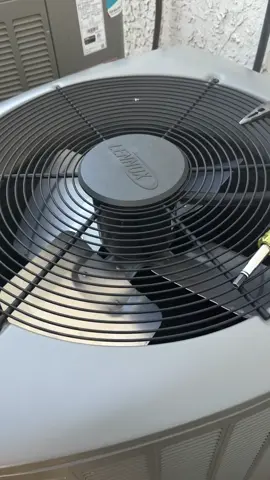 🥵❄️ ¿El abanico de la condensadora de tu aire acondicionado de 5 toneladas intenta arrancar pero no prende? 🔧⚠️ Este es un problema muy común y puede tener varias causas. Si escuchas un zumbido o notas que el abanico intenta girar pero se queda detenido, es momento de revisar el sistema. 👨‍🔧 ✅ Capacitor defectuoso Es una de las fallas más frecuentes. El capacitor proporciona el impulso necesario para que el motor arranque. Cuando se daña, el abanico puede intentar arrancar varias veces sin éxito. ⚡🔋 ✅ Motor del ventilador averiado Los bobinados pueden estar deteriorados o presentar sobrecalentamiento después de años de trabajo. 🔥⚙️ ✅ Rodamientos trabados La humedad, el polvo y el desgaste pueden hacer que el eje del motor se ponga duro y el abanico no pueda girar libremente. 🛠️🌀 ✅ Problemas eléctricos Voltaje bajo, conexiones flojas, contactores dañados o cables deteriorados también pueden impedir el arranque del motor. ⚡🔧 ✅ Protección por sobrecalentamiento Algunos motores cuentan con protección térmica interna que se activa cuando la temperatura es excesiva. 🌡️🚨 ⚠️ No ignores esta falla. Si la condensadora trabaja sin ventilación adecuada, la presión del sistema aumenta y el compresor puede sobrecalentarse, provocando daños mucho más costosos. 💸❄️ 🔍 Un diagnóstico profesional permite verificar capacitor, amperaje, voltaje, estado del motor y componentes eléctricos para encontrar la causa exacta del problema. 👨‍🔧❄️ Somos Refri507, especialistas en reparación y mantenimiento de aires acondicionados residenciales y comerciales. 📲 Agenda tu visita al WhatsApp 6243-1990 📍 David, Chiriquí, Panamá #Refri507 #AireAcondicionado #Condensadora #VentiladorCondensadora #Capacitor               ❄️🔧⚡🌀📲🏢🌡️💯