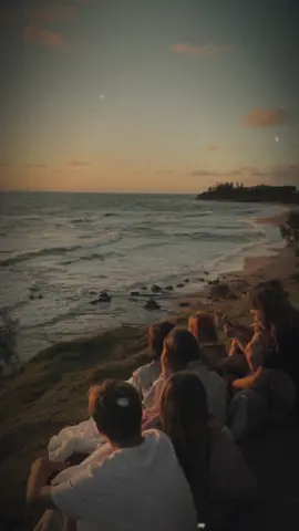 A música Wake Me Up, de Avicii, fala principalmente sobre autodescoberta, amadurecimento e a jornada de encontrar seu lugar no mundo. A letra mostra alguém que está crescendo, enfrentando dúvidas e tentando entender quem realmente é.  O refrão (“me acorde quando tudo acabar, quando eu for mais sábio e mais velho”) não significa querer fugir da vida, mas expressa o desejo de já ter a experiência e a maturidade necessárias para compreender melhor o mundo. A música também transmite a ideia de que, muitas vezes, estamos nos descobrindo sem perceber que estamos perdidos.  Resumo: “Wake Me Up” fala sobre crescer, cometer erros, se sentir perdido em alguns momentos e, ao longo da vida, descobrir quem você realmente é. | #tipografia #traduçãodemusica #musicaeletronica #dj #avicii 