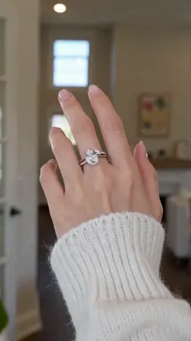 POV: This engagement ring just stole my heart 💍✨ Moissanite halo + 18K white gold? YES. #SolitaireEngagementRing #MoissaniteLove #TikTokMadeMeBuyIt #WeddingJewelry