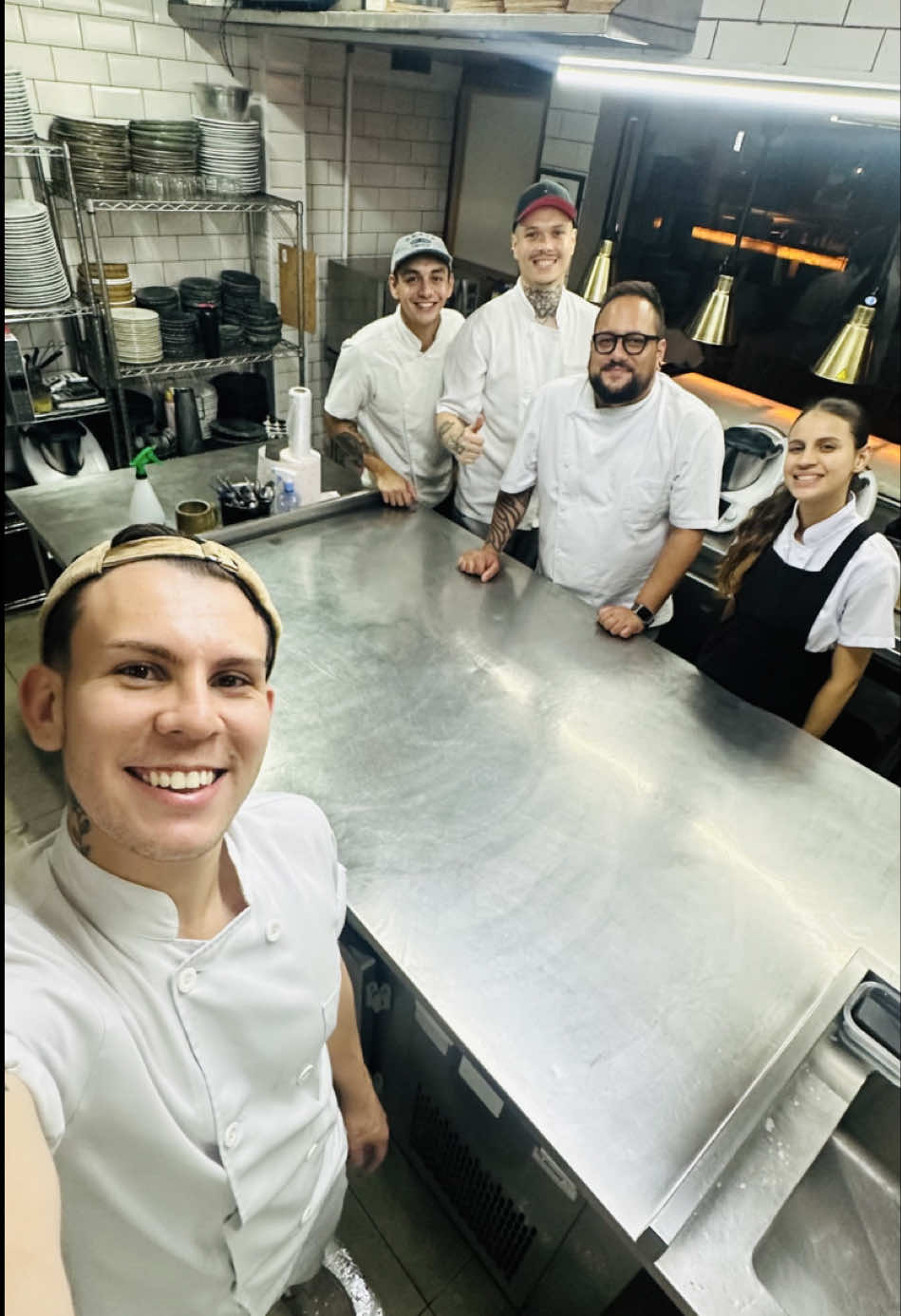 Trabalhar com gente boa, é bom demais 🔪  . Evento Confraria de vinho no @duobistro menu espanhol pelo chef @mazinhomarcon ✨ . . . #rotina #cozinha #gastronomia #evento #cozinheiro 
