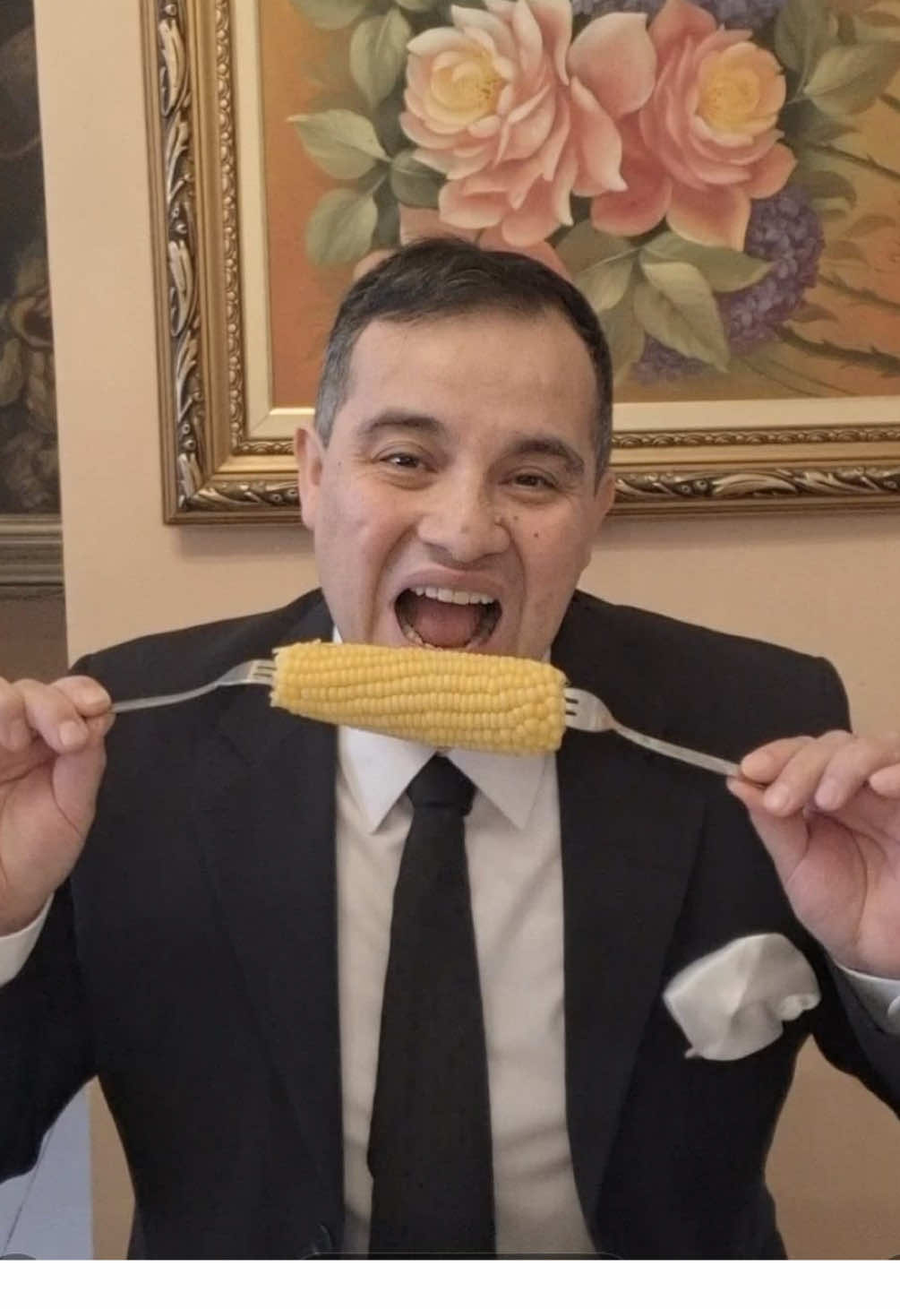 🌽✨ Não se serve milho aos convidados em ocasiões formais. Na etiqueta clássica, alguns alimentos são evitados em refeições mais elegantes porque dificultam o consumo à mesa. ✔ Exigem movimentos pouco discretos ao comer ✔ Podem comprometer a conversa e a postura ✔ Não favorecem uma experiência refinada para o convidado ✔ Existem opções mais práticas e elegantes para acompanhar a refeição Isso não significa que o milho seja proibido. Tudo depende do contexto. Mas em um almoço ou jantar mais formal, a tradição recomenda escolhas que ofereçam mais conforto aos convidados. Porque receber bem também é pensar na experiência de quem está à mesa. ✨ #comida #etiqueta #elegancia 