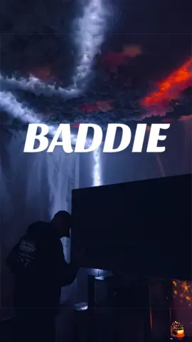 🚨 DATO CURIOSO 🚨 ¿SABÍAN EL INCREÍBLE DETALLE DE PRODUCCIÓN DETRÁS DE ESTE TEMA Y POR QUÉ ES HISTÓRICO PARA EL TRAP DE PUERTO RICO? 🤯 AQUÍ LES VA EL ANÁLISIS MUSICAL QUE ESTÁ ROMPIENDO LAS REDES. MUCHOS PENSARON QUE ERA UNA COLABORACIÓN MÁS PERO LOS FANS MÁS CLAVADOS DEL GÉNERO NOTARON ALGO BRUTAL EN LA PISTA. EL BEAT ESTÁ DISEÑADO ESPECÍFICAMENTE PARA MEZCLAR DOS ÉPOCAS DISTINTAS EN TIEMPO REAL. SI ESCUCHAN CON ATENCIÓN TIENE LA BASE PESADA Y LENTA DEL TRAP DEL DOS MIL DIECISÉIS CON EL QUE ANUEL CAMBIÓ EL JUEGO PERO LOS SINTETIZADORES DE FONDO TIENEN EL RITMO ACELERADO DE LA NUEVA GENERACIÓN QUE REPRESENTA LUAR LA L. ES BÁSICAMENTE UN PUENTE MUSICAL DONDE EL PIONERO Y LA NUEVA SANGRE SE UNIERON PARA CREAR EL SONIDO DEFINITIVO DEL FUTURO. ESTO EXPLICA POR QUÉ LA QUÍMICA SE SIENTE TAN PERFECTA EN LA PISTA PORQUE LITERALMENTE UNIERON SUS DOS MUNDOS EN UNA SOLA CANCIÓN. ¡UN VERDADERO CÓDIGO MUSICAL PARA LOS QUE SABEN DE PRODUCCIÓN! 👹🔥☁️ CANCIÓN: BADDIE LUAR LA L Y ANUEL AA #elmorrodelasnubes #luarlal #anuelaa #baddie #trap 