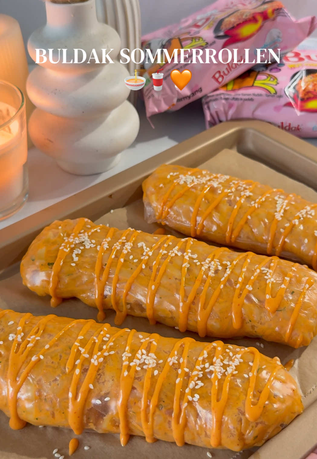 🇩🇪 Zutaten:👇🏼 🇬🇧 Recipe in the comments. 🇹🇷 Tarif yorumlarda.  Zutaten für 3 große Buldak Sommerrollen: • 2 Packungen Buldak Nudeln • 1 Packung Reispapier • Etwas Wasser • Sriracha Mayo • Sesam Zubereitung: 1. Buldak Nudeln nach Packungsanleitung zubereiten. 2. Je 2 Reispapier kurz von beiden Seiten in lauwarmes Wasser eintauchen. 3. Das Reispapier auf einem Teller leicht überlappend drauflegen, so wie im Video zu sehen. 4. Die Buldak Nudeln darauf platzieren. 5. Das Reispapier von den Seiten schließen und anschließend vorsichtig einrollen. 6. Mit Sriracha Mayo und Sesam toppen. 💕 #fyp #foryou #fürdich #viralfood #DinnerIdeas Rezepte Recipe Buldak Buldaksommerrollen