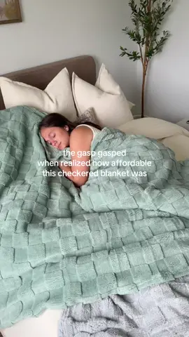 The fact that it’s under $20 is actually crazy! #throwblanket #summerbedding #tiktokshopcreatorpicks #checkeredblanket 