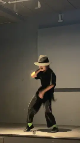 It was filmed in a mirror, so the video is flipped and left and right are reversed. ☺️ That’s why I’ve gotten so many comments saying the kicks are backwards. 😂  Yesterday's freestyle session was so much fun! 🕺🔥 People always ask, “Can he do the moonwalk?” It’s in the video I posted right before this one! 😘🩷 昨日のフリーは楽しかった❤️‍🔥❤️‍🔥 @Michael Jackson  @michaelthemovie  @映画『Michael／マイケル』公式  #michaeljackson  #cantlethergetaway  #mjkids #マイケルジャクソン #マイケルチャレンジ 
