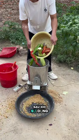 🐔 Nuôi gà, vịt mà ngày nào cũng băm rau bằng tay thì quá vất vả. ⚡ Chỉ cần đổ nguyên liệu vào máy, vài giây là xay nhuyễn xong. 🌿 Rau củ, cỏ voi, thân chuối đều xử lý dễ dàng. 💰 Tiết kiệm công sức, giảm chi phí thức ăn đáng kể. #mayxayrau #maybamrau #channuoi #nongnghiep #nongdanviet 