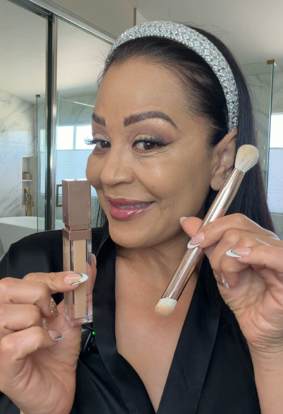 Corrector iluminador con brocha doble para acabado radiante. #Concealer #MakeupRoutine #patrickta #FlawlessSkin #dealsforyoudays @Patrick Ta Beauty 