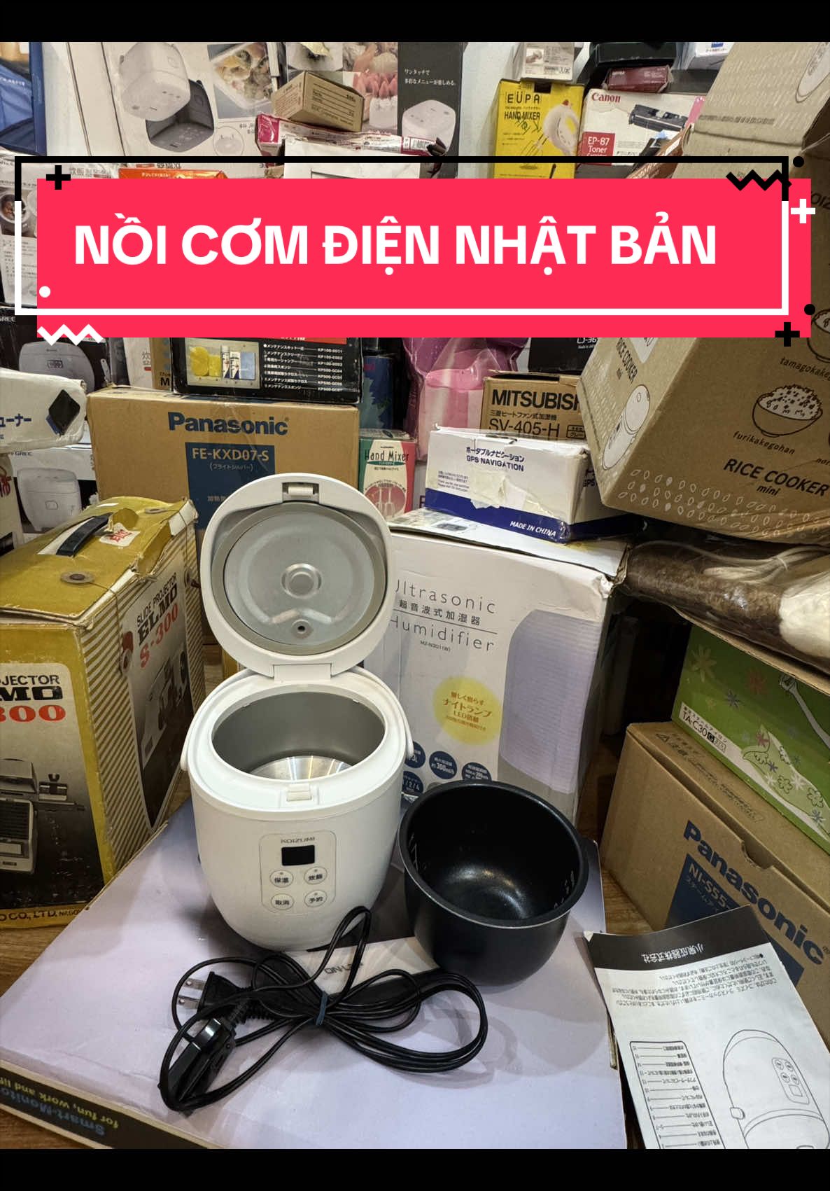 Đây là nồi cơm điện mini Koizumi, mẫu KSC-1513 hoặc tương tự. Nồi có dung tích nhỏ, phù hợp nấu từ 0.5 đến 1.5 bát gạo cho 1-2 người ăn. Thiết bị có chức năng hẹn giờ, giữ ấm và có thể nấu chín trong khoảng 20 phút. #hangnoidianhat  #dogiadung  #noicomdien #hottrend  #xuhuongtiktok 