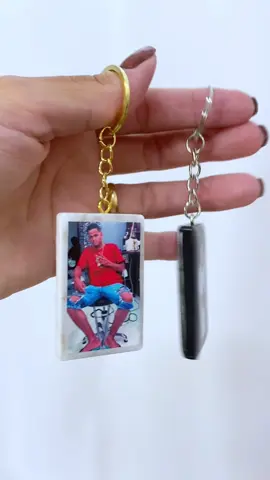 Esse chaveiro personalizado com foto, frase e QR Code é um dos produtos que você aprende a fazer dentro do meu curso online de resina. ❤️ E se você sonha em começar na resina, mas não sabe por onde começar, tenho um convite para você! 📅 Dias 18 e 19 de junho acontece o Desafio Resina 5K, uma aula gratuita aqui no Instagram, onde vou mostrar os primeiros passos para quem quer entrar nesse mercado e começar do zero. Vou falar sobre: ✅ Materiais necessários ✅ Como iniciar na resina ✅ Dicas para vender suas peças ✅ Como transformar criatividade em renda Os moldes utilizados nessa produção são da minha loja parceira: @lojahaffik 🩵 Se você procura materiais de qualidade, vale muito a pena conhecer. Comente “RESINA” para receber mais informações sobre a aula gratuita! #resinaepoxi #artesanatoemresina #resineira #rendaextra