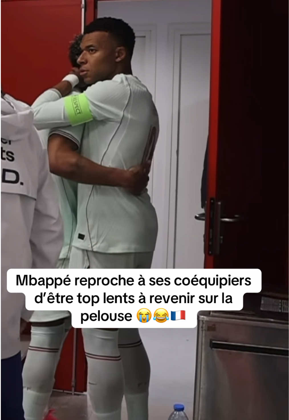 Mbappé reproche à ses coéquipiers d’être top lents à revenir sur la pelouse 😭😂🇫🇷 #kylianmbappé #france #equipedefrance #fyp #irlandedunord 