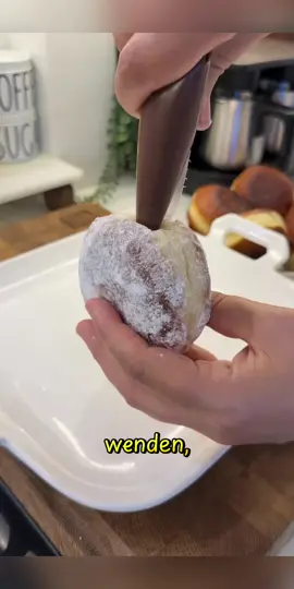 Berliner, die kein Öl aufsaugen – super fluffig Zutaten Für den Teig: * 200 ml lauwarme Milch * 2 EL Zucker * 1 Ei * 1 TL Salz * 50 g Butter (zimmerwarm) * ½ Päckchen Trockenhefe * ca. 450 g Weizenmehl (entspricht etwa 3 Gläsern) Für die Füllung: * Schoko-Haselnuss-Creme (nach Wunsch) Zum Wälzen: * Puderzucker ⸻ Zubereitung 1. Lauwarme Milch, Trockenhefe und Zucker in eine Schüssel geben und verrühren. 2. Ei und Salz hinzufügen und gut vermischen. 3. Mehl nach und nach dazugeben und zu einem Teig kneten.     👉 Der Teig ist am Anfang etwas fest – keine Sorge, die Butter kommt später. 4. Nun die weiche Butter einarbeiten und weiterkneten, bis ein glatter, elastischer Teig entsteht. 5. Den Teig zu einer Kugel formen, abdecken und an einem warmen Ort gehen lassen, bis er sich verdoppelt hat (ca. 40–45 Minuten). 6. Den aufgegangenen Teig in 10 gleich große Stücke teilen. 7. Jedes Stück zu einer glatten, straffen Kugel formen (das ist sehr wichtig). 8. Quadrate aus Backpapier vorbereiten, leicht bemehlen und die Teigkugeln daraufsetzen. 9. Mit einem Glas leicht flach drücken und weitere 25 Minuten gehen lassen. ⸻ Ausbacken 10. In einer Pfanne Öl ca. 3 Finger hoch einfüllen und bei mittlerer Hitze erwärmen. 11. Die Teiglinge vorsichtig ins Öl geben. 12. Jede Seite 2–3 Minuten goldbraun ausbacken.     ⚠️ Nicht ständig wenden, sonst saugen sie Öl auf. 13. Auf Küchenpapier abtropfen lassen. ⸻ Füllen & Servieren 14. Die Berliner in Puderzucker wälzen. 15. Seitlich ein kleines Loch machen und mit einem Spritzbeutel die Schoko-Haselnuss-Creme einfüllen. ✨ Guten Appetit!  #rezepte #schnellerezepte #einfachlecker #rezept #EinfachesRezept 