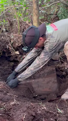 Ele encontrou o Baú com um tesouro imensurável preso embaixo do tronco da árvore!! - Parte 1 . . . . . . . . #jhonnydiscovery #misterio #discovery #descoberta #parte1 #part1 #metaldetecting #treasure #achados #viral #fyp #baú #trunks