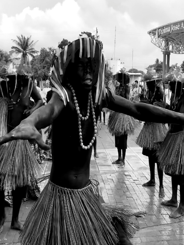 UNA TRADICIÓN QUE UNE CIELO, TIERRA Y MEMORIA Pocos saben que en El Paso, Cesar, la Danza de Negros acompaña al Santísimo Sacramento durante el Corpus Christi. ¿Conocías esta tradición de El Paso, Cesar? #Afrocolombiano #Afrodescendiente #CulturaAfro #RaicesAfricanas #FeYCultura 