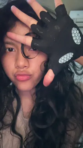 tangan aku juga sering sensitif, gatel, mengelupas, berdarah, makanya perlu gloves