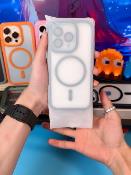 Galera, para tudo e olha a tecnologia dessa capinha! 😍 Ela já vem com proteção de metal integrada para a câmera (adeus riscos!) e o magnetismo dela é surreal de forte, gruda no carregador sem esforço. Linda, moderna e super segura! ✨🔋