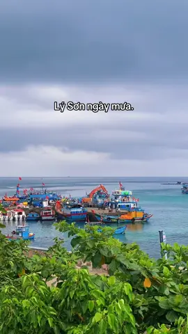 Lý Sơn một ngày mưa, trời âm u nhưng biển vẫn xanh ngát. Trời này mà làm nồi lẩu hải sản, ngắm mưa là hết nước chấm. Ăn uống no nê rồi thì nhớ ghé Lơ Mer làm đồ thủ công mang về làm quà cho người thương nha. #workshoplyson #lomerlyson #lyson 
