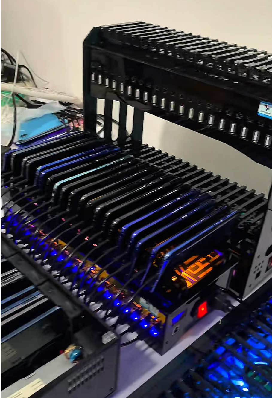 phone farm holder charging hub phone farming reels farm great setup for managing multiple phone efficiently granja de cell #boxphonefarm #phoneholder #phonefarm #phonefarm #phonefarming 