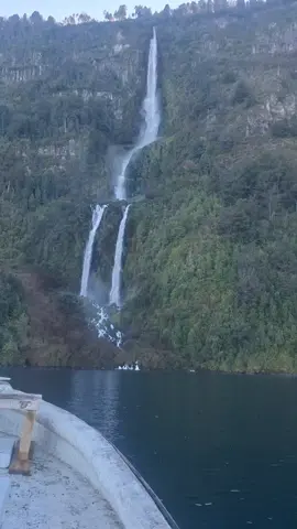 Salto el Calzoncillo❤️🥺 La cascada más alta de Chile, con una caída de agua de 400 metros aproximadamente, en el bello lago Rupanco, un verdadero sueño estar ahí. ubicada en la región de los Lagos, en la comuna de Puyehue. Una travesía poder llegar a ese hermoso lugar.. Y hacer un pequeño trekking para verla más cerca😍 #AmandocadavezMaselsur #LagoRupanco #Saltoelcalzoncillo #LindoDomingo7 #♡♡