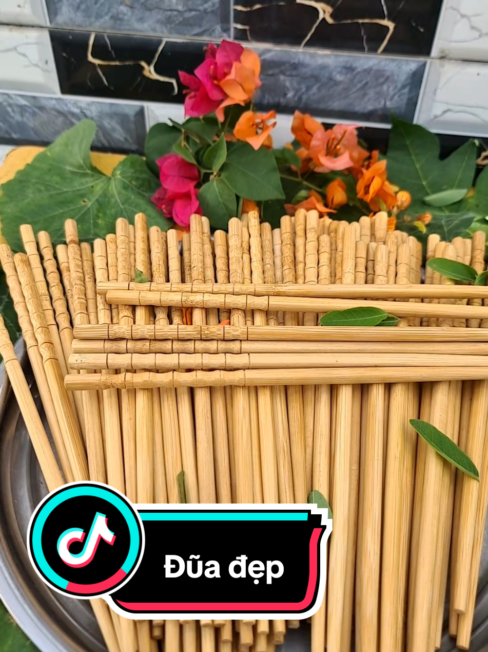 Đũa tre già thiên nhiên có khắc đầu gấp gì cũng dính#trieuwiew #lenxuhuong #bemaphangrong #duatregiathiennhien#duatrekhacdau 