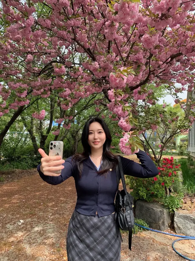 35살 솔로 여자 진지하게 짝 찾아요🥺 나 서른다섯 살인데, 어릴 때의 무분별한 감정은 다 지나가고 차분하고 여유로워졌어요. 세월 겪으면서 알게 됐어요. 연애가 화려하고 드라마틱해야 하는 게 아니라, 매일 소소하게 같이 지내고 말 잘 통하고 서로 진심으로 아껴주는 게 진짜 행복이라는 걸✨ 틱톡에 진지하게 글 올려봅니다. 서른다섯 살 이상이고 성숙하고 마음 따뜻한 남자친구 만나고 싶어요. 저는 성격 부드럽고 솔직한 성격이고, 짜증 부리거나 혼자 고민에 빠지는 타입 아니에요. 상대방 입장 잘 헤아릴 줄 알고 연애 속 배려와 소중함을 잘 알고 있습니다🧸 일상은 단순하고 깔끔하게 살고 있어요. 평범한 소소한 행복을 좋아하면서도 틈나면 거리 거닐며 저녁 바람 쐬고 숨은 맛집 찾아다니는 걸 좋아해요. 때로는 집에서 책 읽고 음악 들며 쉬는 휴식 시간도 소중히 여깁니다. 겉도는 화려함보다 편안하고 안정적인 일상을 원해요. 평범한 곁에 두는 동반자가 가장 로맨틱하다고 믿어요. 나이가 들면서 막연한 설렘보다는 상대방의 인품, 넓은 마음, 책임감과 진정성이 훨씬 중요하다는 걸 깨달았어요💌 그래서 만나고 싶은 분은 35세 이상이었으면 좋겠어요. 정신적으로 성숙하고 감정 기복 적고 너그러우며 책임감 있는 분이었으면 합니다. 살아가면서 여러 일 겪어봤으니 서로 양보하고 이해할 줄 알고, 냉대하거나 대충 연애하지 않고 장난 없이 진지하게 만나 오래갈 인연을 찾으시는 분이었으면 좋겠어요. 서로 힘들 때 기댈 수 있는 사람이 되고 싶어요. 같이 있으면 편하고 할 말 끊이지 않고 고민 있으면 함께 의논할 수 있는 사이 말이에요🌙 한가한 날 같이 동네 산책하면서 밤공기 마시며 잡담도 나누고, 구경 가서 풍경 구경도 하고 여러 음식 맛보며 일상의 온기를 느끼고 싶어요. 단순히 채팅만 오래하는 것보다 직접 만나서 진짜 모습 보고 교류하는 게 훨씬 더 소중하다고 생각해서 오프라인 만남도 적극적으로 기대하고 있습니다. 나이는 사랑에 장벽이 될 수 없어요. 우리 다 성인이 된 만큼 어떻게 사랑하고 아껴야 할지, 오래된 관계를 어떻게 꾸려나갈지 잘 알잖아요🥰 저는 복잡한 연애사 없고 긍정적인 마음으로 연애에 온전한 마음을 쏟을 준비가 돼있어요. 억지로 맞춰주는 만남 말고 마음 맞는 사람 만나 천천히 사랑 키워나가고 싶어요. 빠르고 가벼운 만남 원하지 않고 억지로 짝 맞추지도 않을 거예요. 수많은 사람 속에서 진심으로 대해주고 가치관 맞고 다정하고 책임감 있는 분을 기다리고 있습니다. 혹시 외로움을 느끼고 서로 의지할 수 있는 안정적인 연애를 원하신다면 편하게 연락해 주세요. 서로 좋은 인연 만나서 앞으로 매일 함께 따뜻한 날들을 보낼 수 있기를 바랍니다🤍