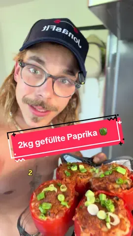 🫑 Gefüllte Paprika – XXL, proteinreich & richtig sättigend! Wenn du auf der Suche nach einem einfachen Meal-Prep-Rezept mit viel Volumen, ordentlich Eiweiß und relativ wenig Kalorien bist, dann sind diese gefüllten Paprika genau das Richtige. 💪 Durch die Kombination aus magerem Rinderhack, Reis, Frischkäse, passierten Tomaten und viel Gemüse bekommst du eine riesige Portion, die lange satt macht und perfekt in eine kalorienbewusste Ernährung passt. Zutaten: 🫑 4 große rote Paprika 🥩 200 g mageres Rinderhack (5 % Fett) 🍚 50 g Reis (roh abgewogen, anschließend gekocht) 🧀 200 g Fitline Frischkäse 0,2 % Fett 🧀 50 g Light-Gouda 🍅 200 g passierte Tomaten 🍅 15 g Tomatenmark 🥒 200 g Zucchini 🌱 50 g Lauchzwiebeln 🥣 100 ml Brühe 🧂 Gewürze nach Wahl 20-30 Minuten bei 180*C Nährwerte (gesamtes Rezept): 🔥 ca. 1.050 kcal 💪 ca. 95–100 g Eiweiß Das komplette Rezept findest du weiter unten. 👇 ⸻ 💥 Ihr habt Bock auf Supplements und seid noch auf der Suche nach Proteinpulver, Riegeln & Co.? Dann schaut gerne mal bei  @fayn. vorbei. Mit meinem Code JONASFIT bekommt ihr dort den aktuell maximal möglichen Rabatt auf eure Bestellung. 🙌 Die Rezepte gibt’s natürlich weiterhin kostenlos hier auf dem Kanal. Wenn ihr meine Arbeit unterstützen möchtet, könnt ihr das ganz einfach über meinen Code machen. ❤️ ✅ Video liken ✅ Kanal folgen ✅ Kommentar dalassen Das hilft dem Kanal enorm und sorgt dafür, dass noch viele weitere Rezepte folgen. 💪 #proteinrezepte #abnehmen #highprotein #mealprep #gefülltepaprika