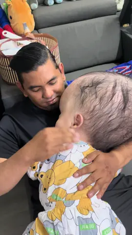 Mateen selesma batuk kahak . Dia kalau sakit mmg Kuat merap dengan bapak dia . Nak kena riba kena peluk jaa 🥹.  Mohon sentiasa mendoakan mateen sihat panjang umur 🤲🏻