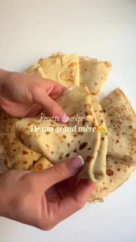 🥞 Mes crêpes moelleuses, légères et sans grumeaux ! Voici ma recette préférée : ✔️ 290 g de farine 💡 Tamisez-la si possible pour éviter les grumeaux. ✔️ 2 sachets de sucre vanillé 💡 Le petit secret qui parfume les crêpes sans effort. ✔️ 80 g de sucre 💡 Parfait pour des crêpes déjà légèrement sucrées. ✔️ 1 pincée de sel 💡 Indispensable pour relever toutes les saveurs. ✔️ 75 cl de lait 💡 Ajoutez-le progressivement pour obtenir une pâte bien lisse. ✔️ 35 cl d’eau 💡 L’eau rend les crêpes plus légères et moins lourdes à digérer. ✔️ 4 œufs 💡 Ils apportent le moelleux et une jolie couleur dorée. ✔️ 2 cuillères à soupe d’huile 💡 Les crêpes accrochent moins à la poêle et restent souples. ✨ tous les conseils sur la vidéo  Team crêpe au sucre, Nutella, confiture ou caramel beurre salé ? Dites-moi en commentaire ! ❤️ #crepes #recettefacile #recettetiktok #couplemixte #faitmaison