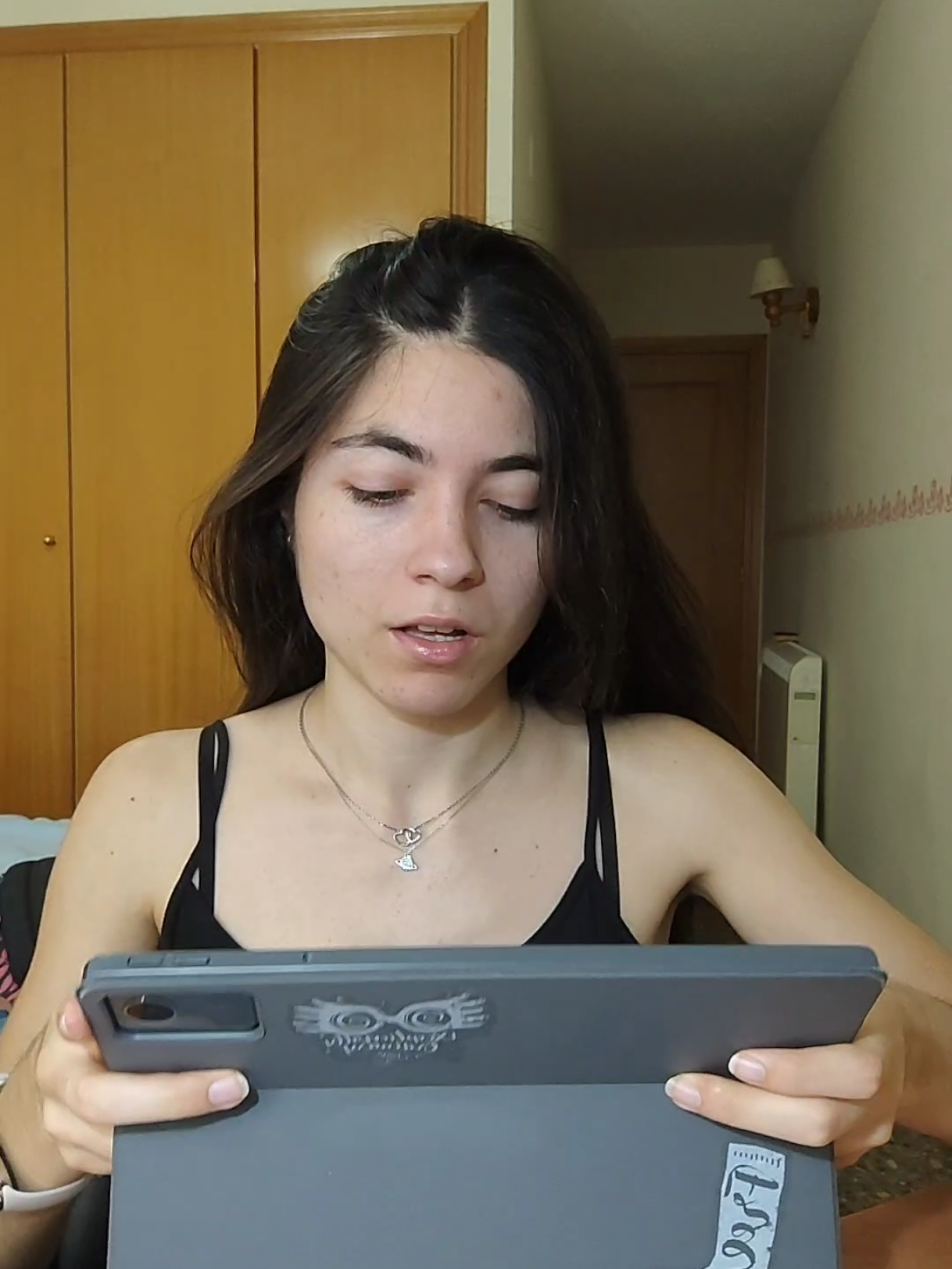 REMONTADA ASEGURADA 💯‼️ Estos son los mejores pasos si quieres optimizar tú estudio para remontar esa asignatura que se te ha atragantado un poquito más 💪🏻 1️⃣ Aprovecha TODO tú tiempo ⌛  Escucha el tema que te toque estudiar mientras vas a la biblioteca, te arreglas por las mañanas... Para qué así una vez empieces a estudiar te suenen las cosas. 2️⃣ Calienta motores 🔥 Empieza por algo sencillo como repasarte por encima lo que habías estudiado días antes para no desgastarte rápido. Lo ideal sería leerte el resumen del tema. 3️⃣ Ponte a prueba 📈 Haz ejercicios tipo examen, repasa el temario de memoria con flashcards o tests... Pero piénsalo TÚ. Recuerda lo estudiado para que no caiga en el olvido y no sea estudio perdido. Todas estás opciones las puedes encontrar en la web de #proxus una IA dedicada a estudiantes para hacernos la vida más fácil   *publi Por aquí tenéis mi código para registraros y empezar con un regalito W0QMQTBQ 😉💕  #studytok #StudyTips #estudio #estudiantes