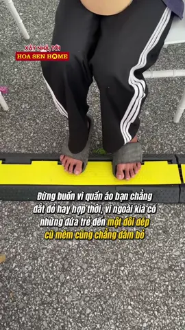 Đừng buồn vì quần áo bạn chẳng đắt đỏ hay hợp thời, vì ngoài kia có những đứa trẻ đến một đôi dép cũ mèm cũng chẳng dám bỏ #maiamgiadinhviet #maiamgiadinhvietnghean #hoasenhome #xaynhatoihoasenhome #hshpv 