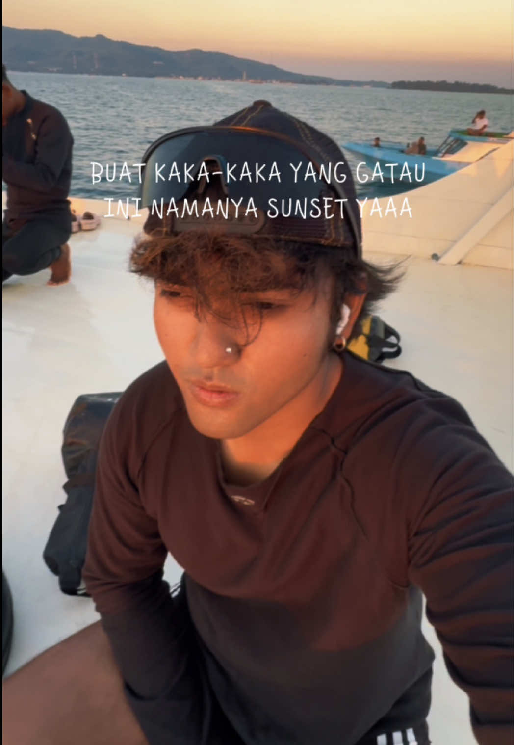 yang lagi mikirin bbm naik, dolar naik, atau baru putus ini itu nama nya sunset yaaa🏝️🐬 #karimuntravel #karimuntravelco #karimunjawa #karimunjawaisland #explorekarimunjawaindonesia