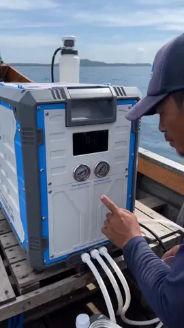 Hari kelima trip longline tuna, tangki cuci tangkapan tinggal sepertiga. Tanpa air bersih, kualitas turun, harga pelelangan dipotong 25%. Mesin compact ter-mount di bawah meja sortir, air laut langsung dari samping kapal. #Nelayan #KapalNelayan #LautDalam #PengolahanAir #AirLaut